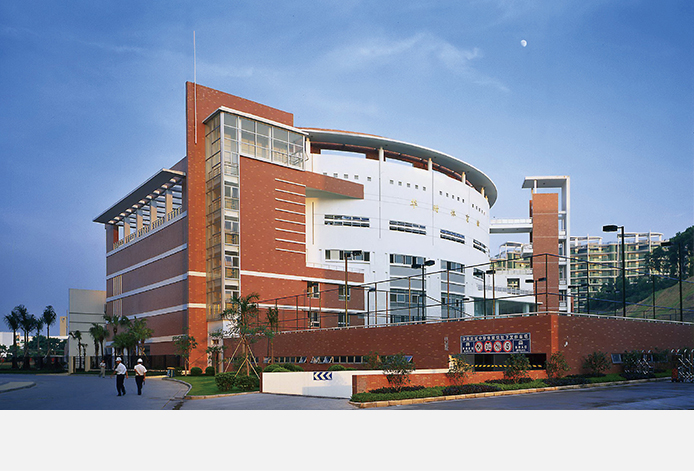 华师附中番禺学校为60班全日制中学,层高5层,坐落于华南新城的